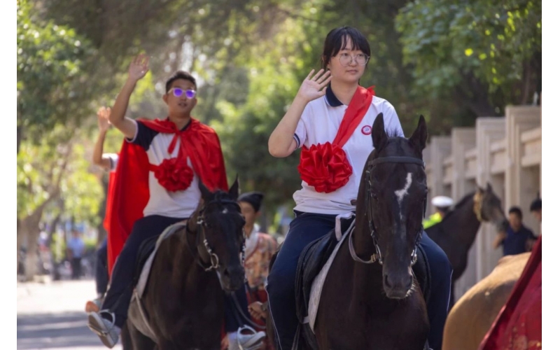 披紅掛花，打馬游街，新疆人送喜報(bào)好有儀式感