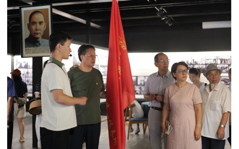 紅色基因 永續(xù)傳揚(yáng)——軍休干部參觀(guān)新疆古生態(tài)園慶八一