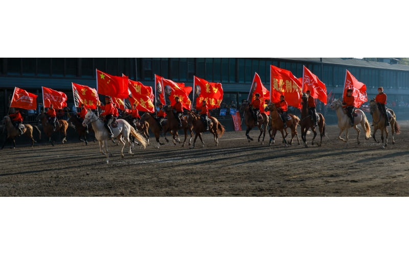 “唱著刀歌游新疆”—這些天，全國游客在這里歡聚